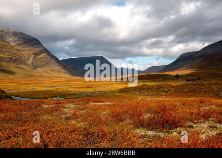 Berge rund um die Salka Mountain Hut auf dem Kungsleden Wanderweg Anfang September, Lappland, Schweden Stockfoto