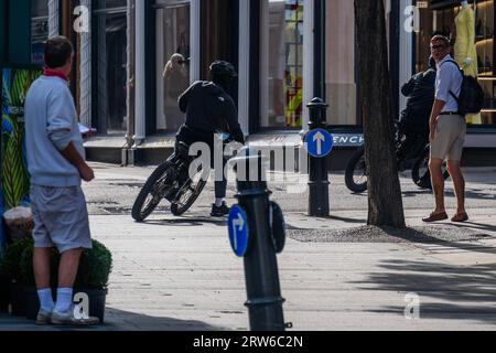 London, Großbritannien. September 2023. Jugendliche stehlen Telefon in der Bond Street. Guy Bell/Alamy Live News Stockfoto