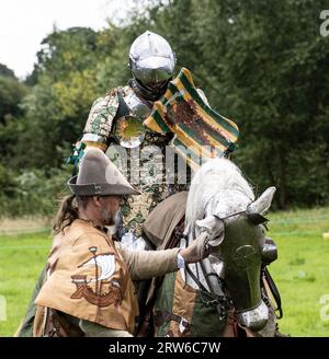 Kenilworth England 29. Juli 2023 zwei Ritterkämpfe gegeneinander in einer Joust auf kenilworth Castle Stockfoto