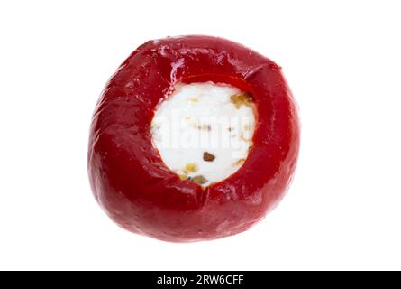 Paprika gefüllt mit Käse isoliert auf weißem Hintergrund Stockfoto