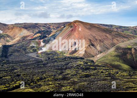 Red Brennisteinsalda Rhyolite Mountain, umgeben von schwarzem Lavafeld, Landmannalaugar, Island Stockfoto
