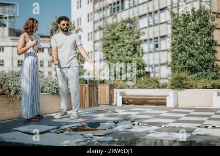 Eine Investorin aus der Wirtschaft mahnt die Bauingenieurin an. Stockfoto