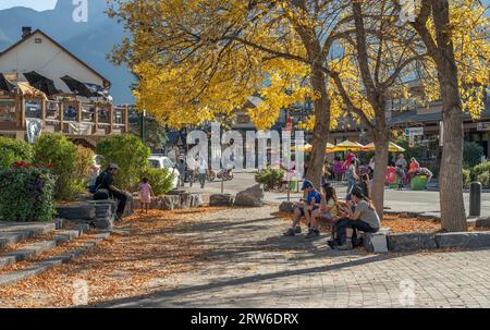 Canmore, Alberta, Kanada – 16. September 2023: Die Menschen sitzen auf einem plaza im Stadtzentrum Stockfoto