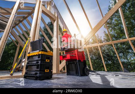 Baufirma, Die Holzwerkhaus-Skelettrahmen Baut. Panoramaaufnahme Bei Sonnenuntergang Im Weitwinkel. Stockfoto