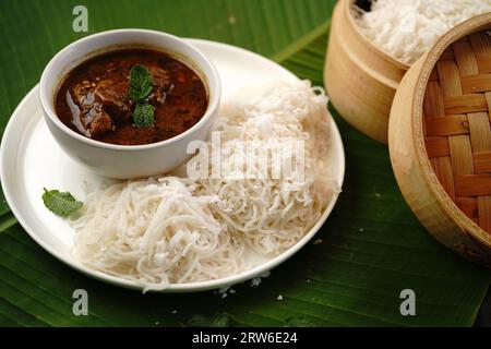 Idiyappam mit Hühnercurry | Kerala gedämpftes Frühstück aus Reismehl Stockfoto