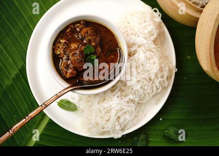 Idiyappam mit Hühnercurry | Kerala gedämpftes Frühstück aus Reismehl Stockfoto