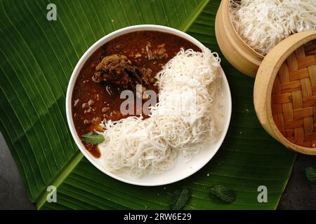 Idiyappam mit Hühnercurry | Kerala gedämpftes Frühstück aus Reismehl Stockfoto