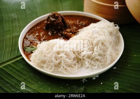 Idiyappam mit Hühnercurry | Kerala gedämpftes Frühstück aus Reismehl Stockfoto