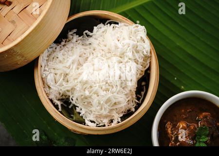 Idiyappam mit Hühnercurry | Kerala gedämpftes Frühstück aus Reismehl Stockfoto