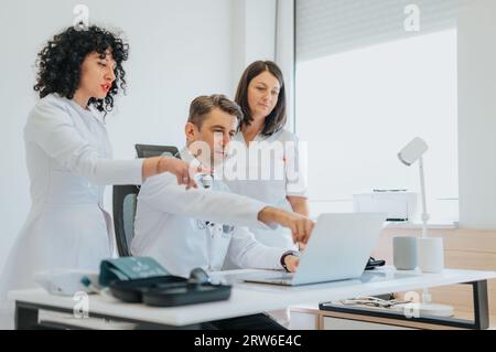 Arztberatung und -Analyse, Herzkontrolle und Diskussion der Diagnose mit Ärztinnen in der Klinik. Fachkundiges Gesundheitswesen, professionell Stockfoto
