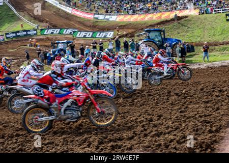 Maggiora, Italien. September 2023. Startrennen mxgp während MXGP of ITALY Race MXGP und Mx2, Motocross-Rennen in Maggiora, Italien, 17. September 2023 Credit: Independent Photo Agency/Alamy Live News Stockfoto