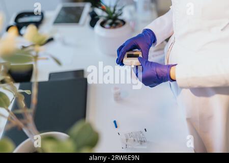 In einer medizinischen Umgebung bietet ein Arzt spezialisierte Betreuung und führt Untersuchungen durch, einschließlich Blutdruck- und Blutzuckerkontrollen, Höruntersuchungen, und Stockfoto