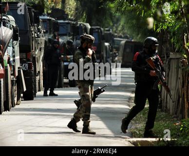 Indische Soldaten stehen in der Nähe des Ortes der Waffenschlacht zwischen Militanten und Sicherheitskräften, die am 16. September 2023 im Dorf Kokernag in Gadole in Anantnag, dem indischen Staat Jammu und Kaschmir, einmarschierten. Vier Mitarbeiter der Sicherheitskräfte, darunter ein Oberst der indischen Armee, ein Major und stellvertretender Superintendent der Polizei von Jammu und Kaschmir sowie ein Soldat, starben in einem laufenden Waffengefecht, sagten Beamte. In einem separaten Vorfall behauptete die indische Armee, drei Militante im Hathlanga-Sektor von URI im Norden Kaschmirs Baramulla-Bezirk getötet zu haben. (Foto: Mubashir Hassan/P Stockfoto