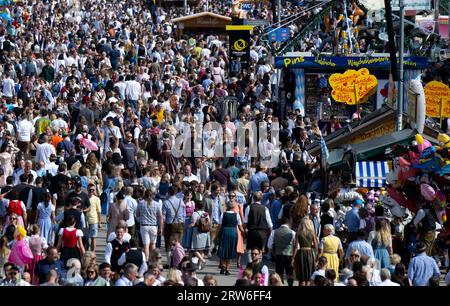 München, Deutschland. September 2023. Zahlreiche Menschen laufen über das Festgelände. Die 188. Wiesn findet in diesem Jahr vom 16.09. Bis 03.10.2023 statt. Quelle: Sven Hoppe/dpa/Alamy Live News Stockfoto