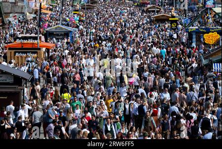 München, Deutschland. September 2023. Zahlreiche Menschen laufen über das Festgelände. Die 188. Wiesn findet in diesem Jahr vom 16.09. Bis 03.10.2023 statt. Quelle: Sven Hoppe/dpa/Alamy Live News Stockfoto