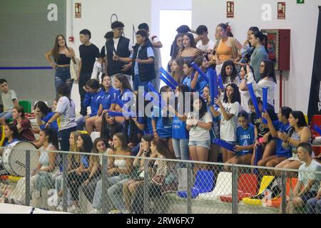 Oviedo, Spanien. September 2023. Die Fans von Lobas Global ATAC Oviedo jubeln am 3. Spieltag der Liga Guerreras Iberdrola 2023-24 zwischen Lobas Global ATAC Oviedo und Elda Prestigio am 16. September 2023 in der Sports Center Municipal Florida Arena in Oviedo, Spanien. (Foto: Alberto Brevers/Pacific Press/SIPA USA) Credit: SIPA USA/Alamy Live News Stockfoto