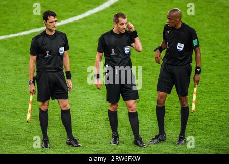 Moskau, Russland – 3. Juli 2018. Die Schiedsrichter Mark Geiger (USA), Joe Fletcher (Kanada) und Frank Anderson (USA) spielen im Achtelfinale der Weltmeisterschaft 2018 gegen Colo Stockfoto