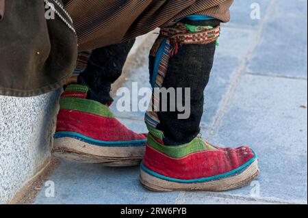 Typische tibetische Schuhe eines tibetischen Pilgers im Jokhang Tempel in Lhasa, Tibet. Es ist eines der berühmten buddhistischen Klöster in Lhasa Stockfoto