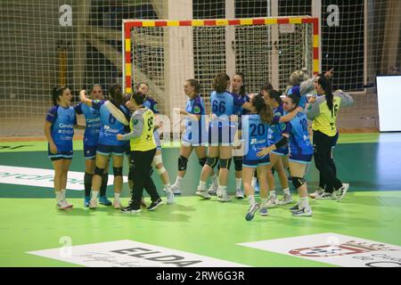 Oviedo, Spanien. September 2023. Die Spieler von Lobas Global ATAC Oviedo feiern den Sieg am 3. Spieltag der Liga Guerreras Iberdrola 2023-24 zwischen Lobas Global ATAC Oviedo und Elda Prestigio am 16. September 2023 im Florida Arena Municipal Sports Center in Oviedo, Spanien. (Foto: Alberto Brevers/Pacific Press/SIPA USA) Credit: SIPA USA/Alamy Live News Stockfoto