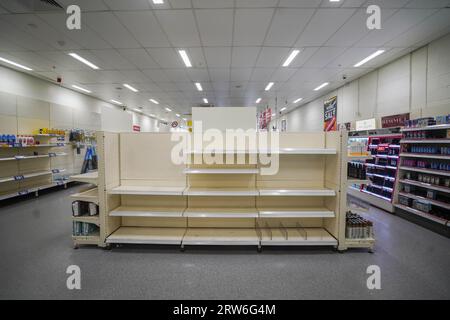 Wimbledon London Großbritannien. 17 . September 2023 . Leere Regale im Schließungsverkauf des Wilko-Stores in Wimbledon im Südwesten Londons, der heute am 17. September geschlossen wird. Credit amer ghazzal/Alamy Live News Stockfoto