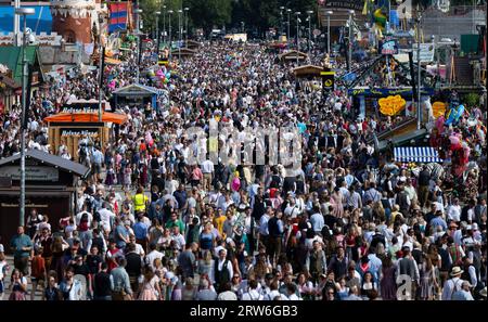 München, Deutschland. September 2023. Zahlreiche Menschen laufen über das Festgelände. Die 188. Wiesn findet in diesem Jahr vom 16.09. Bis 03.10.2023 statt. Quelle: Sven Hoppe/dpa/Alamy Live News Stockfoto