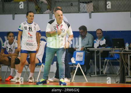 Oviedo, Spanien. September 2023. Der Trainer von Elda Prestigio, Jose Maria Vives während des 3. Spieltags der Liga Guerreras Iberdrola 2023-24 zwischen Lobas Global ATAC Oviedo und Elda Prestigio, am 16. September 2023 im Florida Arena Municipal Sports Center in Oviedo, Spanien. (Foto: Alberto Brevers/Pacific Press/SIPA USA) Credit: SIPA USA/Alamy Live News Stockfoto