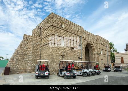 Steinbogen des alten Dschidda-Tors auf der Straße von Al-Balad, Dschidda, Saudi-Arabien Stockfoto