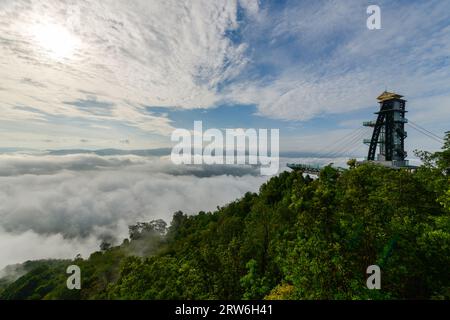 Wunderschönes Meer aus Nebel und Sonnenaufgang, Blick vom Aiyoeweng Aussichtspunkt, Yala Provinz, Thailand Stockfoto