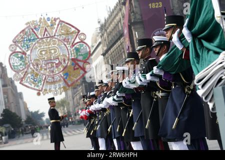 Mexiko-Stadt, Mexiko. September 2023. Soldaten nehmen an einer Militärparade zum 213. Jahrestag des mexikanischen Unabhängigkeitstages am Zocalo-Platz in Mexiko-Stadt, Mexiko, am 16. September 2023 Teil. Quelle: Francisco Canedo/Xinhua/Alamy Live News Stockfoto