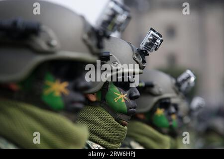 Mexiko-Stadt, Mexiko. September 2023. Soldaten nehmen an einer Militärparade zum 213. Jahrestag des mexikanischen Unabhängigkeitstages am Zocalo-Platz in Mexiko-Stadt, Mexiko, am 16. September 2023 Teil. Quelle: Francisco Canedo/Xinhua/Alamy Live News Stockfoto