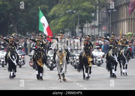 Mexiko-Stadt, Mexiko. September 2023. Soldaten nehmen an einer Militärparade zum 213. Jahrestag des mexikanischen Unabhängigkeitstages am Zocalo-Platz in Mexiko-Stadt, Mexiko, am 16. September 2023 Teil. Quelle: Francisco Canedo/Xinhua/Alamy Live News Stockfoto