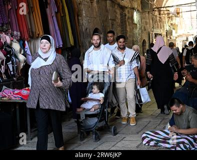 Altstadt Von Jerusalem, Israel. September 2023. Orthodoxe Juden spazieren im muslimischen Viertel der Altstadt von Jerusalem am zweiten Tag von Rosch Haschana, dem jüdischen Neujahr, am Sonntag, dem 17. September 2023. Rosh Hashanah ist der Beginn der jüdischen Hochfeiertage oder Ehrentage, die in zehn Tagen mit Jom Kippur enden. Foto von Debbie Hill/Credit: UPI/Alamy Live News Stockfoto