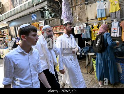 Altstadt Von Jerusalem, Israel. September 2023. Orthodoxe Juden spazieren im muslimischen Viertel der Altstadt von Jerusalem am zweiten Tag von Rosch Haschana, dem jüdischen Neujahr, am Sonntag, dem 17. September 2023. Rosh Hashanah ist der Beginn der jüdischen Hochfeiertage oder Ehrentage, die in zehn Tagen mit Jom Kippur enden. Foto von Debbie Hill/Credit: UPI/Alamy Live News Stockfoto