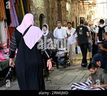 Altstadt Von Jerusalem, Israel. September 2023. Orthodoxe Juden spazieren im muslimischen Viertel der Altstadt von Jerusalem am zweiten Tag von Rosch Haschana, dem jüdischen Neujahr, am Sonntag, dem 17. September 2023. Rosh Hashanah ist der Beginn der jüdischen Hochfeiertage oder Ehrentage, die in zehn Tagen mit Jom Kippur enden. Foto von Debbie Hill/Credit: UPI/Alamy Live News Stockfoto