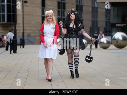 Alison Mitchell als Lisa Garland von Silent Hill (links) und Izzy Lindley als Chain Chomper von Mario während der Sheffield Anime & Gaming Con im Mercure Sheffield. Bilddatum: Sonntag, 17. September 2023. Stockfoto