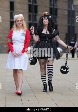 Alison Mitchell als Lisa Garland von Silent Hill (links) und Izzy Lindley als Chain Chomper von Mario während der Sheffield Anime & Gaming Con im Mercure Sheffield. Bilddatum: Sonntag, 17. September 2023. Stockfoto