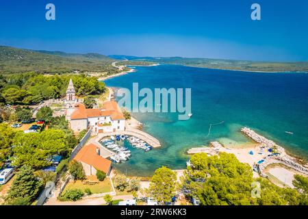 Franziszierkloster und idyllischer Strand in Nerezine, Luftblick, Insel Mali Losinj in Kroatien Stockfoto