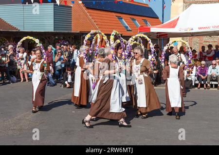 Morris-Tänzer beim Potty Festival in Sheringham Stockfoto