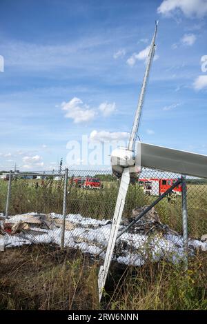 Bamberg, Deutschland. September 2023. Die Trümmer eines Flugzeugs hängen in einem Zaun, während Feuerwehrfahrzeuge am Einsatzort stehen. Auf dem Flugplatz Bamberg-Breitenau stürzte laut Polizei ein kleines Flugzeug beim Start ab. Quelle: Pia Bayer/dpa/Alamy Live News Stockfoto