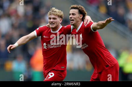 Harvey Elliott aus Liverpool (links) feiert, nachdem sein Schuss von Hugo Bueno von den Wolverhampton Wanderers während des Spiels in der Premier League im Molineux Stadium in Wolverhampton für ein eigenes Tor abgewehrt wurde. Bilddatum: Samstag, 16. September 2023. Stockfoto