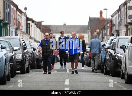 Everton-Fans kommen vor dem Spiel der Premier League im Goodison Park in Liverpool an. Bilddatum: Sonntag, 17. September 2023. Stockfoto