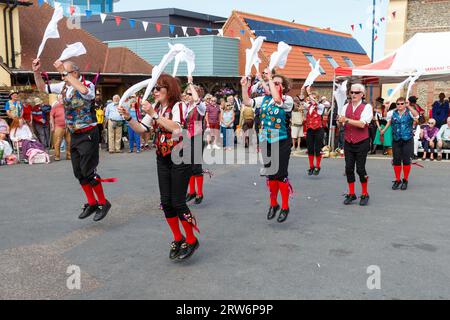 Morris-Tänzer beim Potty Festival in Sheringham Stockfoto