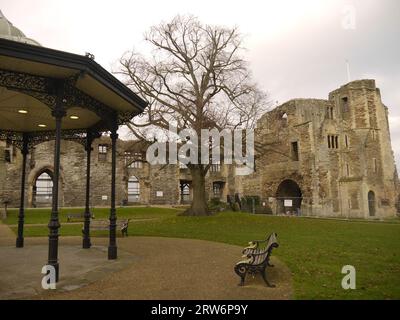 Newark-on-Trent, Nottinghamshire, Großbritannien - 3. Dezember 2022: Newark Castle Grounds und Bandstand, abgebildet während der Reparaturarbeiten an den Burgmauern. Stockfoto