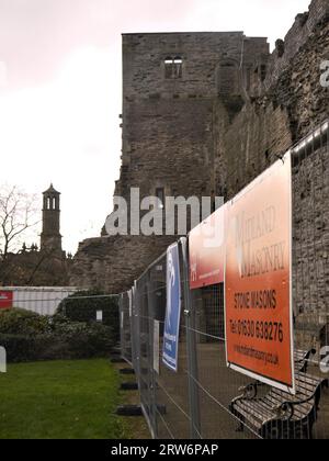 Newark-on-Trent, Nottinghamshire, Großbritannien - 3. Dezember 2022: Umzäunung der Mauern von Newark Castle während Reparaturarbeiten. Stockfoto