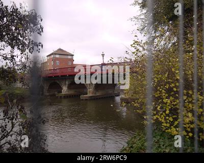 Newark-on-Trent, Nottinghamshire, Großbritannien - 3. Dezember 2022: Trent Bridge, die Great North Road über den Fluss Trent, in Richtung Castle View Court. Stockfoto