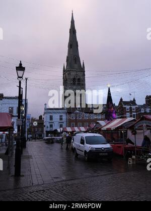 Newark-on-Trent, Nottinghamshire, Großbritannien - 3. Dezember 2022: Weihnachtslichter über dem Newark Royal Market, unter dem Turm der St. Mary Magdalene Church. Stockfoto