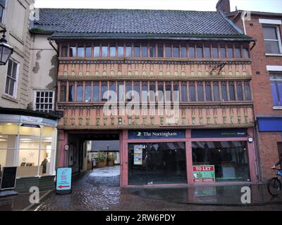 Newark-on-Trent, Nottinghamshire, Großbritannien - 3. Dezember 2022: The Olde White Hart, ein Fachwerkgebäude aus dem 15. Jahrhundert am Newark Market Place. Stockfoto