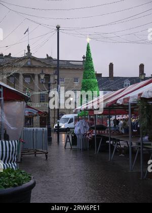 Newark-on-Trent, Nottinghamshire, Großbritannien - 3. Dezember 2022: Vertikale Aufnahme des Newark Royal Market mit Weihnachtsbeleuchtung und Baum vor dem Rathaus. Stockfoto