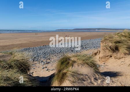 Low Tide Beach Blick von den Sanddünen mit Blick auf Northam Beach und Taw Torridge Estuary zu Saunton Sands mit Kieselsteinen. Stockfoto