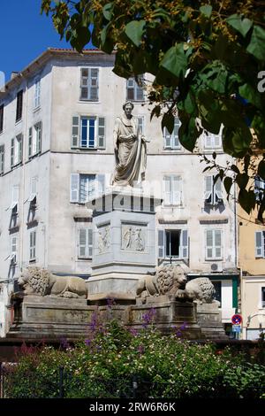 Napoleon Bonoparte Denkmal und bunten Häusern von Ajaccio, Korsika. Stockfoto